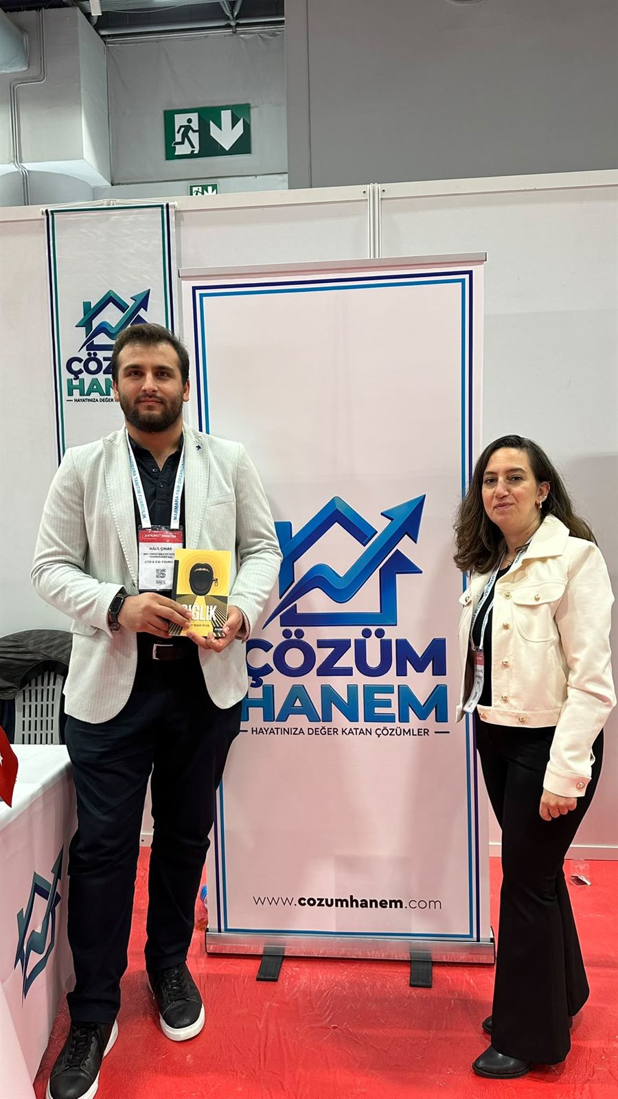 Halil Çınar, imzalı Çığlık kitabıyla yazar Sonay Başak Peltek