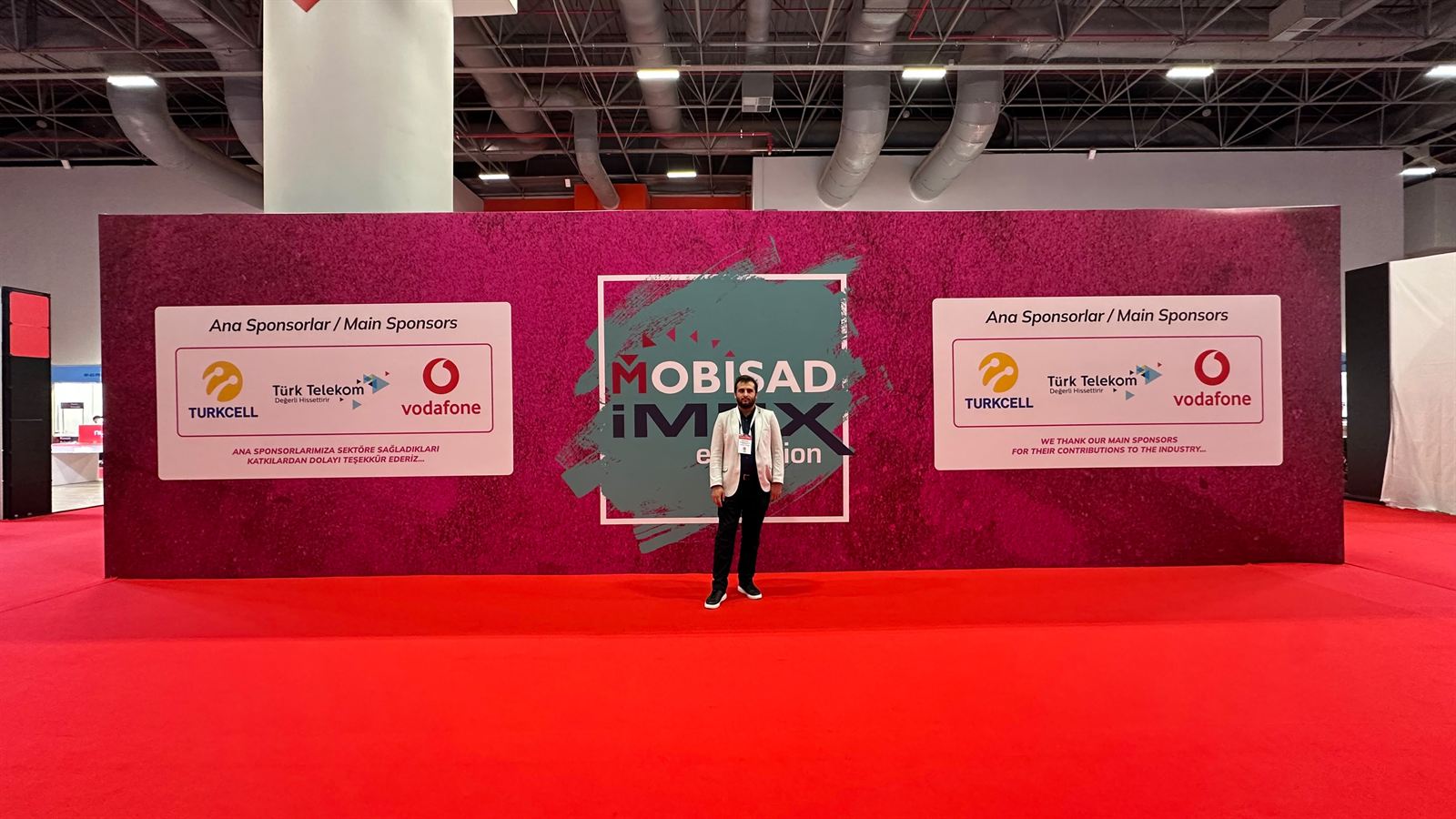 MOBİSAD İMEX alanı girişindeki Turkcell, Türk Telekom ve Vodafone sponsor duvarı